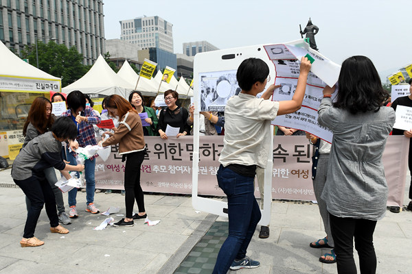  한국성폭력상담소·한국여성민우회·한국여성의전화는 25일 오전 광화문광장에서 열린 기자회견을 통해 “살해된 여성의 추모집회에 참석해 차별과 폭력을 말한 여성들의 사진이나 신상정보가 노출되고 이에 대한 악성 댓글 등이 이어지고 있다"며 이에 항의하는 퍼포먼스를 벌이고 있다.