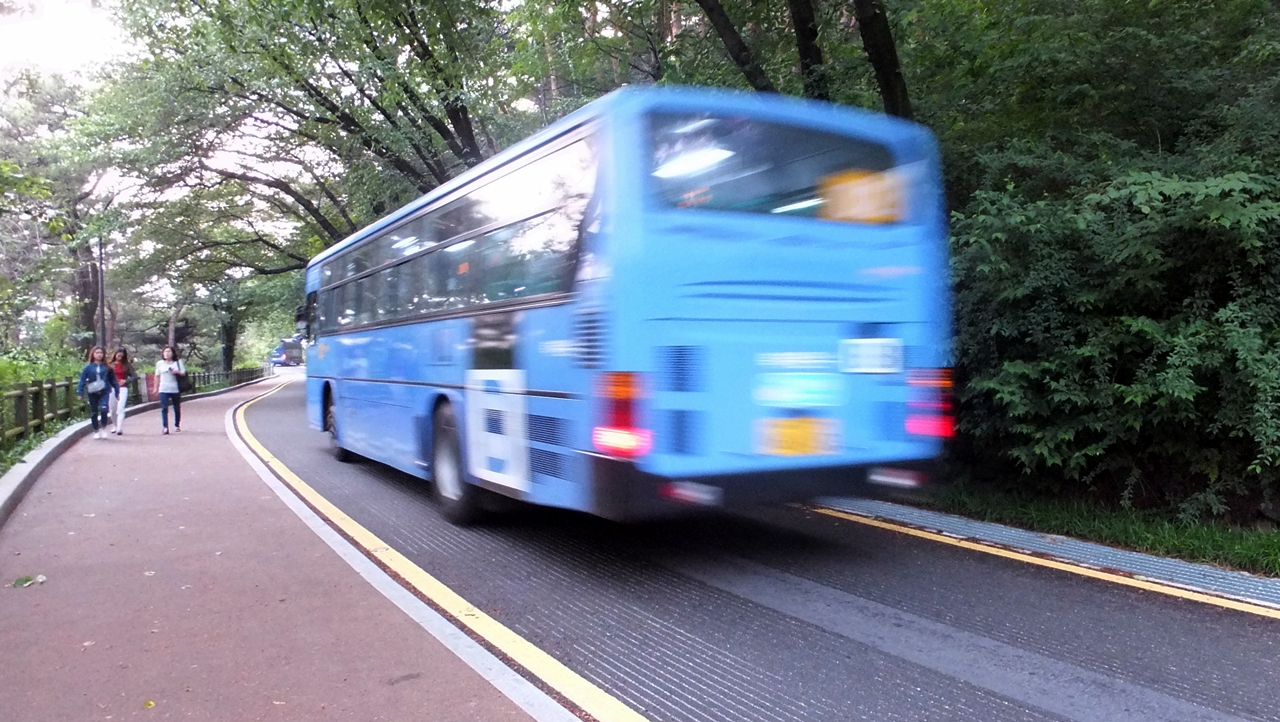 서울N타워를 가는 시내버스도 관광버스와 같은 길을 운행한다.   