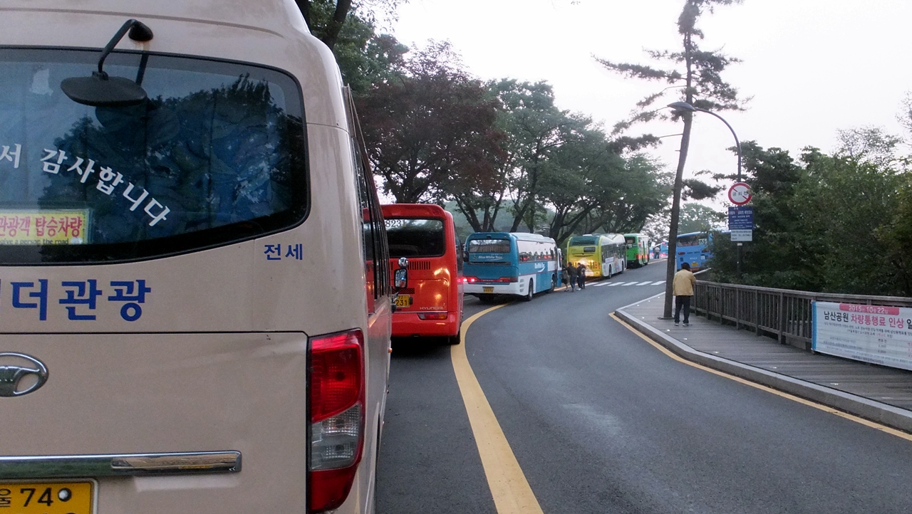 서울N타워 주차장이 모자라 산책로까지 점유한 승합차들. 