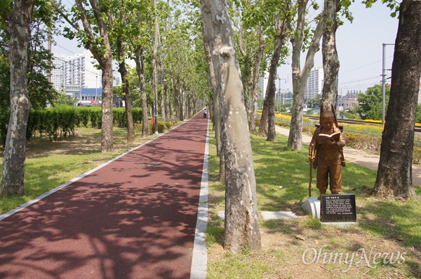 구미시가 박정희 전 대통령 생가에서 구미초등학교까지 약 6.4km를 조성한 박정희 등굣길에 박 전 대통령의 어린시절 동상을 세워놓았다. 