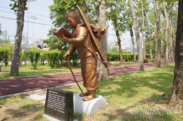 구미시 박정희체육관 맞은편에 조성된 박정희 등굣길에 박 전 대통령의 어릴적 모습을 만든 동상이 세워져 있다.