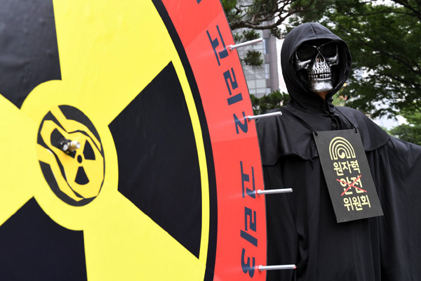 국제환경단체 그린피스 서울사무소 관계자들이 26일 오전 원자력안전위원회가 위치한 서울 종로구 KT 빌딩 앞에서 추가 원전 건설을 반대하는 퍼포먼스를 펼치고 있다. 