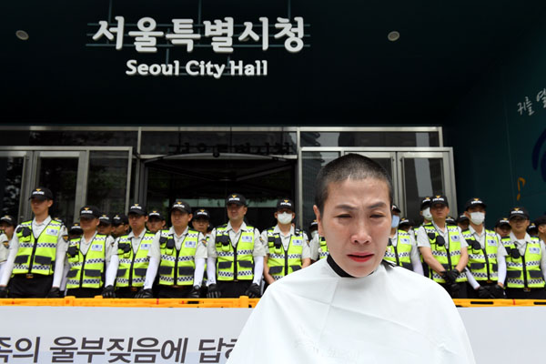  26일 오전 서울시청 정문앞에서 전국장애인학부모연대 서울지부와 서울특수학교학부모협의회 회원들이 '발달장애인 권리보장'을 요구하며 3일째 삭발투쟁을 이어가고 있다.