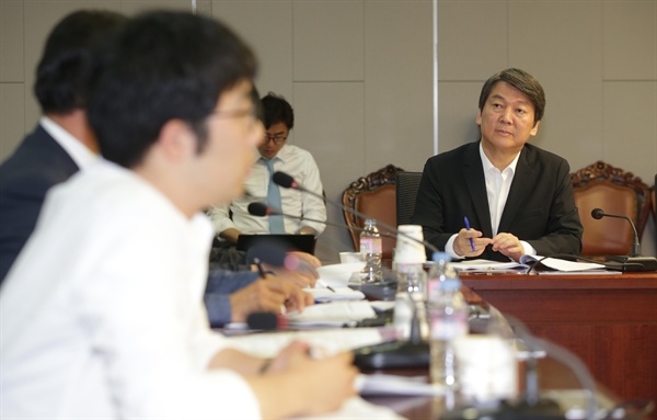 국민의당 안철수 대표가 26일 오전 국회 의원회관에서 열린 국민의당 정책역량강화 워크숍에서 시민사회단체 대표들의 발언을 듣고 있다.