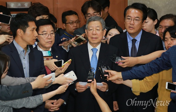 새누리당 혁신비대위원장에 내정된 김희옥 전 정부공직자윤리위원장이 26일 오후 서울 여의도 국회 정론관에서 기자회견을 열어 취재기자들의 질문에 답하고 있다. 이날 김 내정자는 "새누리당 혁신을 위한 기구 일을 맡은 이상 지금부터 국민의 행복과 안전 기본권을 창출하는 국가기관을 만드는 일에 혁신이 될 수 있도록 최선을 다하겠다"고 포부를 밝혔다.