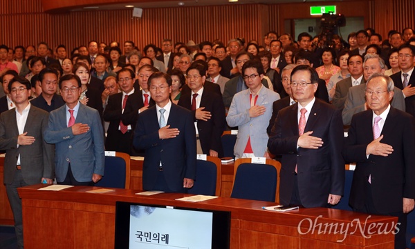 정의화 국회의장이 26일 오후 서울 여의도 국회 헌정기념관에서 열린 '새한국의 비전' 창립식에 참석해 국민의례를 하고 있다.
