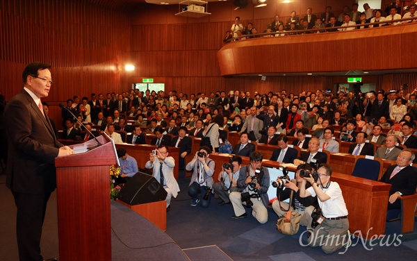 정의화 국회의장이 26일 오후 서울 여의도 국회 헌정기념관에서 열린 '새한국의 비전' 창립식에 참석해 인사말을 하고 있다.