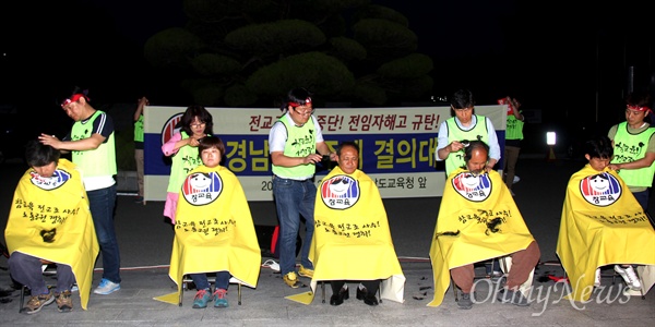 '전교조 지키기 경남공동대책위'는 26일 오후 경남도교육청 현관 앞에서 '전교조 탄압 중단, 전임자 해고 규탄, 경남교육주체결의대회'를 열었고, 송영기 전교조 경남지부장(오른쪽)과 전희영 수석부지부장(왼쪽), 박용규 밀양지회장, 진영욱 창원중등지회장, 이웅기 창원초등지회장이 삭발식을 했다.