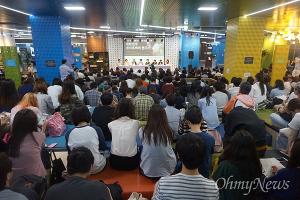  26일 오후 7시, 서울시청 다목적홀에서 ‘강남역 여성 살인 사건’과 관련한 여성단체와 전문가의 긴급 집담회가 열렸다. 한국여성단체연합 인권위원회(한국성폭력상담소, 한국여성단체연합, 한국여성민우회, 한국여성의전화 등)가 주최한 이 집담회는 ‘대한민국 젠더폭력의 현주소’라는 부제목을 달고 우리 사회의 여성혐오 실태와 대응책에 대해 짚었다.  