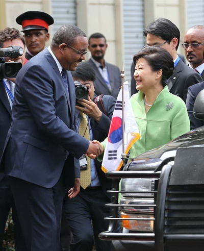 박근혜 대통령이 26일 오후(현지시각) 에티오피아 아디스아바바 대통령궁에서 열린 공식환영식에서 하일레마리암 데살렌 총리의 영접을 받고 있다. 