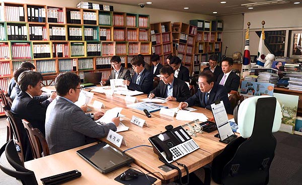 서울시장실 업무보고 모습. 박원순 시장이 회의테이블의 가운데가 아닌 오른쪽 끝에 앉아있다. 