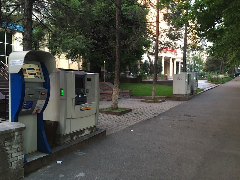 인적 없는 거리에 보호장치 없이 서 있는 ATM이 인상적이다.