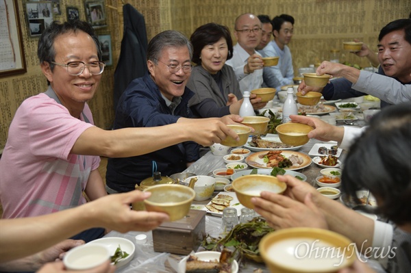 27일 안동을 방문한 문재인 더민주 전 대표가 이날 오후 6시부터 1시간 30분동안 안동시 옥동의 한 식당에서 당원 및 지지자들과 함께 대화를 나눴다. 문 전 대표가 막걸리잔을 들고 함께 건배를 하고 있다.