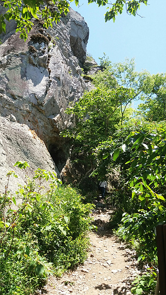 비렁길 3코스에는 커다란 바위 밑을 지나며 바위 생김새에 감탄하는 곳도 있다