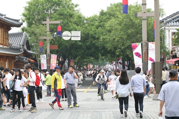 한옥마을 자동차가 다니지 않는 길을 꽉 메운 한옥마을을 찾은 사람들