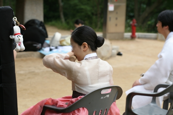 전주학생대사습에 참가한 학생이 이목대 국악경연대회에 참가하기 전 연습을 하고 있다