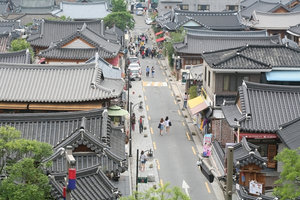 한옥마을 거리 이목대에서 내려다 본 한옥마을 한 거리. 이른 시간에도 사람들이 몰려다니고 있다