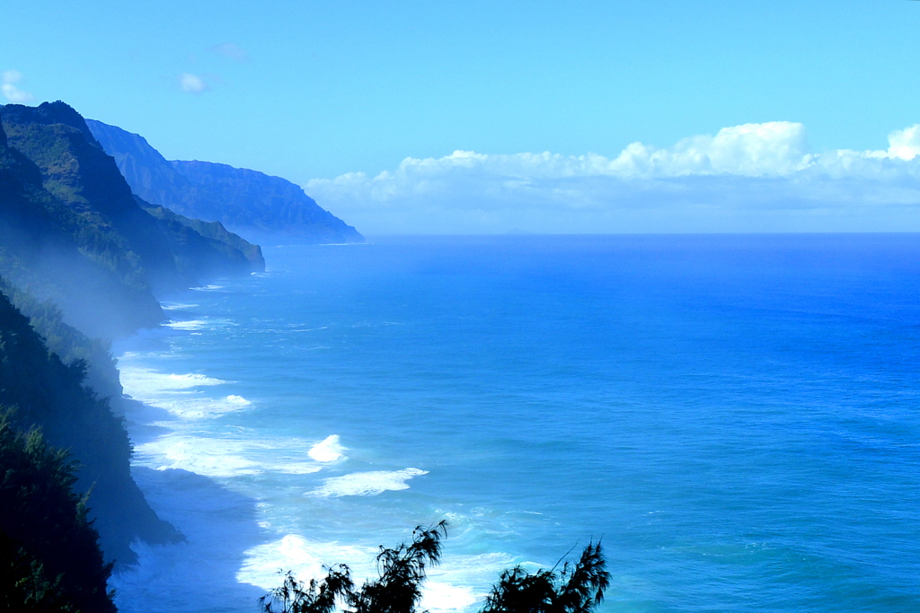 주름진 절벽에 부서지는 흰 파도와 푸른 바다가 절경을 이루고 있는 나팔리 코스트