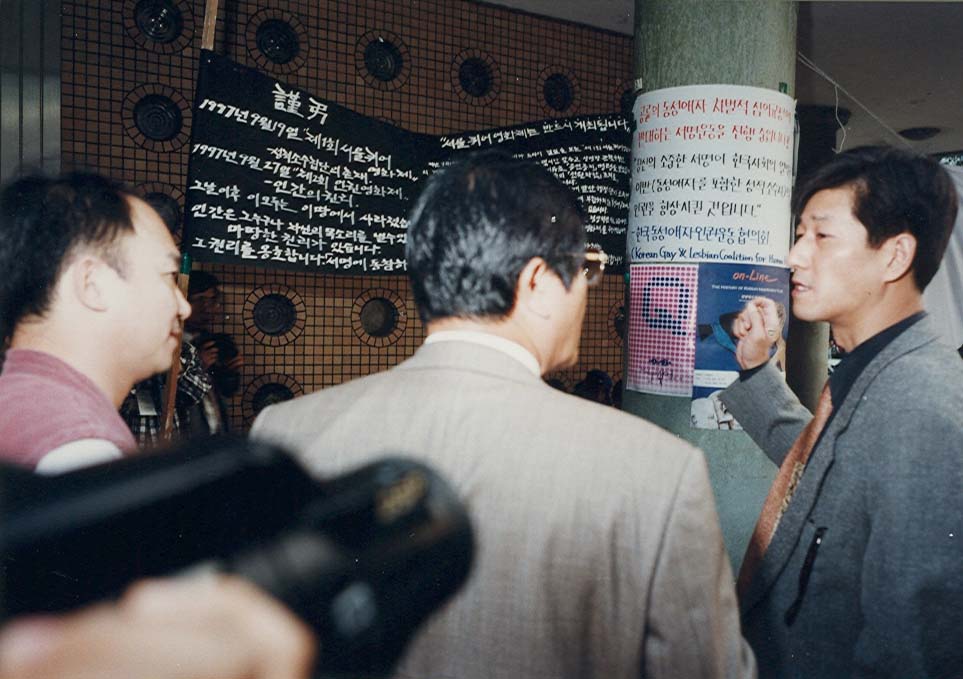  1997년 10월 2회 부산국제영화제 때 남포동에서 독립영화인들 시위를 벌이자 경찰이 강제해산시키려했다. 이때 이를 막아선 당시 이용관 한국영화프로그래머(오른쪽)가 경찰 관계자와 설전을 벌이고 있댜.