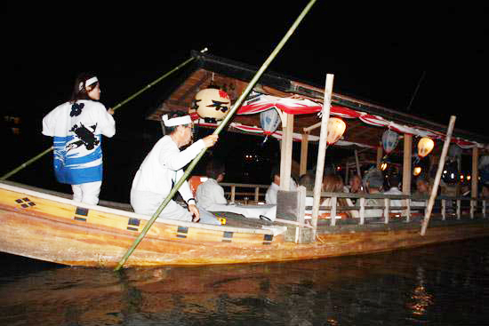 배에 탄 채 '가마우지 어법'을 구경하며 술과 음식을 즐기고 있는 관광객들
