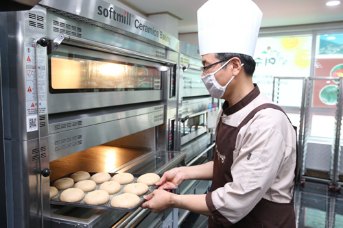 정승호 실장이 다 만들어진 빵을 굽고 있다. 정 실장은 제빵 분야의 베테랑으로 여수꽃빵의 맛을 만들고 있다.