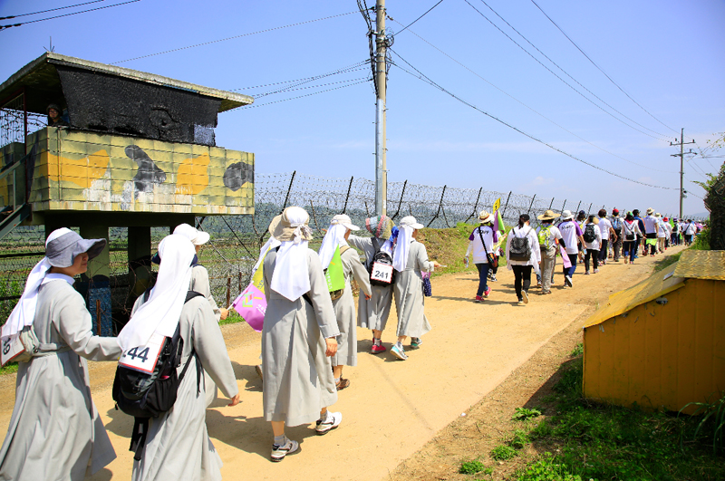 ‘평화감수성’이 높은 곳으로 알려진 파주지역의 초중고 학생들과 종교인이 참가하여 평화를 위한 길을 함께 걸었다.

