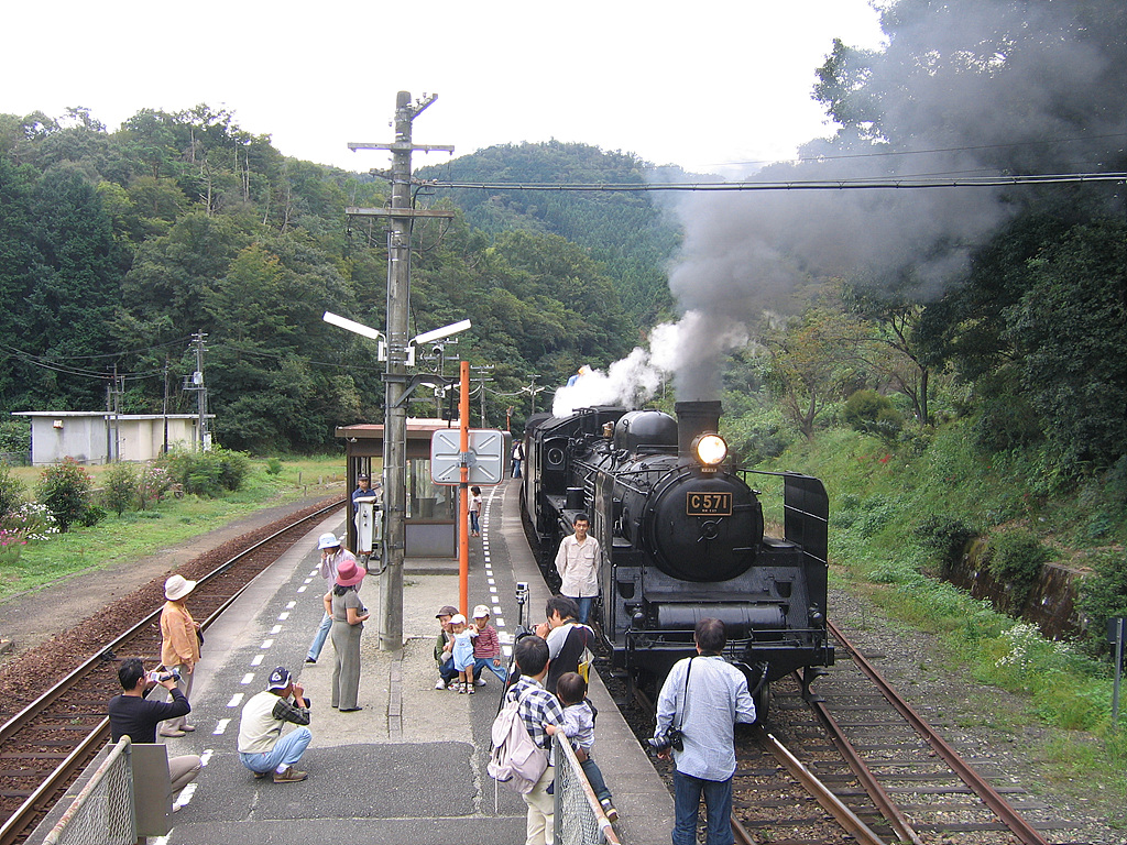  중간 정차역인 니호역에서 석탄을 이동중인 SL야마구치호.