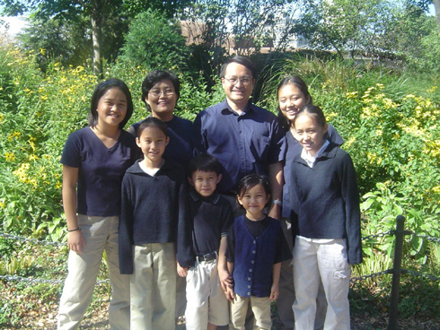 어느 날 6자녀와 함께(이즈음에는 뿔뿔이 흩어져 6자녀가 함께 모이는 날이 드물다고 10여 년 전 사진을 보내왔다).