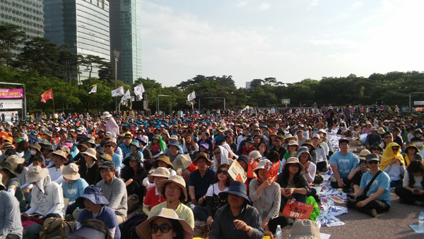 전교조 6만 회원 중 1만3천 명이 여의도공원 광장에 모여 생일을 자축하며 마음과 뜻이 하나임을 확인했다. 