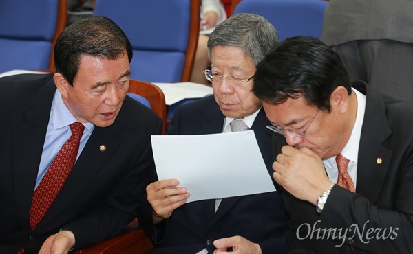 이야기 나누는 정진석-김희옥-홍문표 지난 30일 오전 오전 서울 여의도 국회에서 열린 새누리당 의원총회에서 정진석 원내대표와 김희옥 혁신비대위원장 내정자, 홍문표 사무총장 대행이 이야기를 나누고 있다.