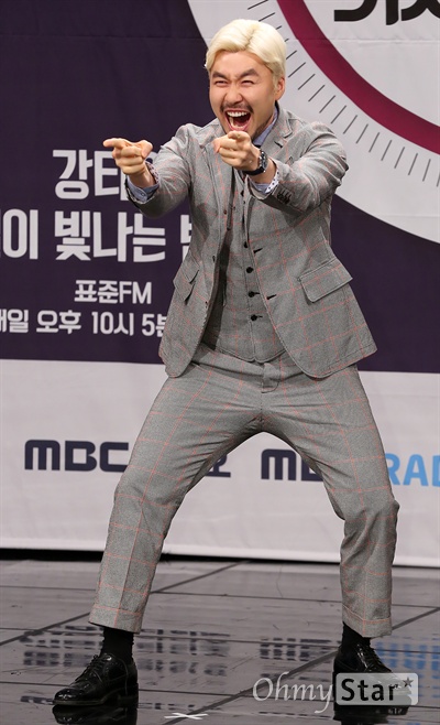 노홍철, 5년 만에 MBC라디오로 가는거야!  30일 오후 서울 상암동 MBC사옥에서 열린 <2016 MBC 라디오 춘하계 개편 기자간담회>에서 <굿모닝FM>의 새 DJ 노홍철이 포토타임을 갖고 있다.