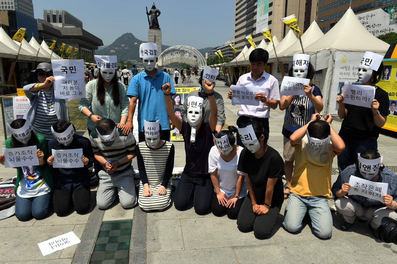  가습기살균제 피해자 유가족 모임과 환경보건시민센터 회원들이 30일 오후 서울 광화문광장에서 '가습기살균제 관련 기업 처벌 및 정부 사과 촉구 기자회견'을 열고 "거라브제인 뿐 아니라 2001년 레킷벤키저가 살인제품 뉴가습기당번을 제조판매 시작한 때부터 최근까지 옥시레킷벤키저 책임자 모두를 소환조사해 사법처리할 것"을 요구하며 퍼포먼스를 펼치고 있다.