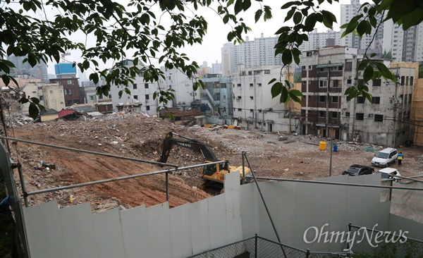서울시 종로구 무악동 무악2지구 옥바라지골목. 지금은 거의 대부분의 건물이 헐리고 도로변 상가와 구본장여관 정도만 남아있다.