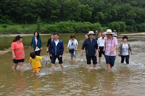 문재인 전 대표가 시민들과 함께 모래강 내성천을 걷다. 