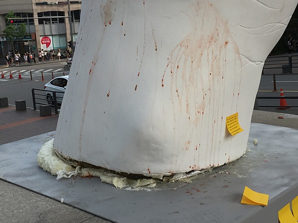   서울 홍익대학교 정문 근처에 설치된 '일베 상징물' 조각상. 31일 오전 현재 계란과 음료수 등이 던져져 훼손됐다. 철거를 요구하는 포스트잇 쪽지도 붙어 있다. 