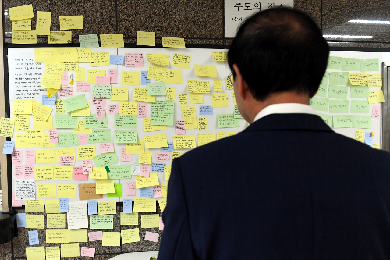 박원순 서울시장이 31일 오전 스크린도어 사고 현장인 구의역을 방문해 역구내에 붙어있는 추모글들을 읽고있다.