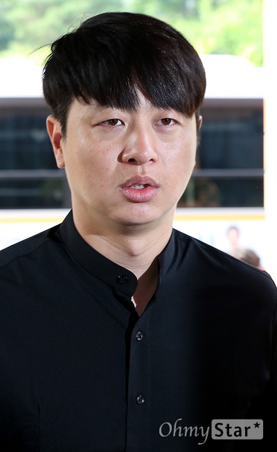 유상무 출석, 사랑인가 성폭행인가 개그맨 유상무가 31일 오전 성폭행 미수 피의자 신분으로 조사를 받기 위해 서울 강남경찰서로 출석하고 있다.