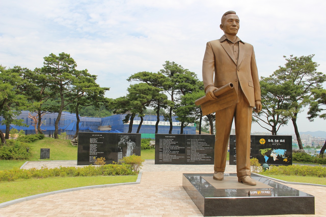 박정희 동상 뒤로 현재 조성 중인 새마을 운동 테마공원이 보인다.
