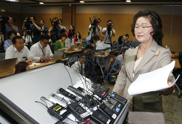  김태현 일본군위안부 재단설립준비위원회 위원장이 31일 오전 서울 종로구 대한민국역사박물관에서 첫 회의를 연 후 기자회견장에 도착 하고 있다. 