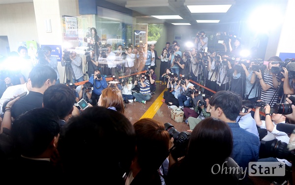 유상무 출석, 사랑인가 성폭행인가  개그맨 유상무가 31일 오전 성폭행 미수 피의자 신분으로 조사를 받기 위해 서울 강남경찰서로 출석하자 많은 취재진들이 취재경쟁을 하고 있다.