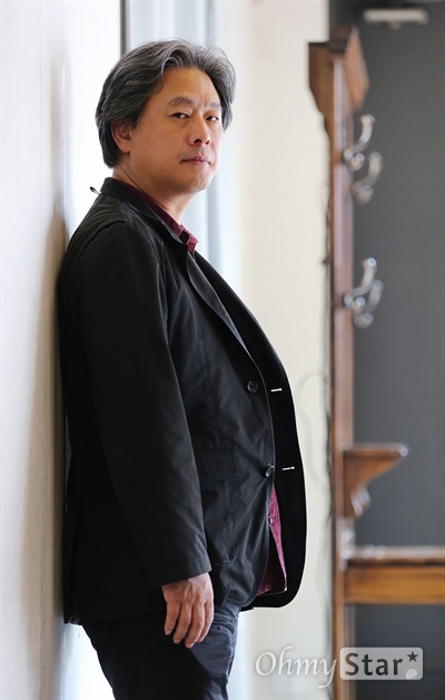  영화 <아가씨>의 박찬욱 감독이 31일 오후 서울 삼청동의 한 카페에서 인터뷰에 앞서 포즈를 취하고 있다.