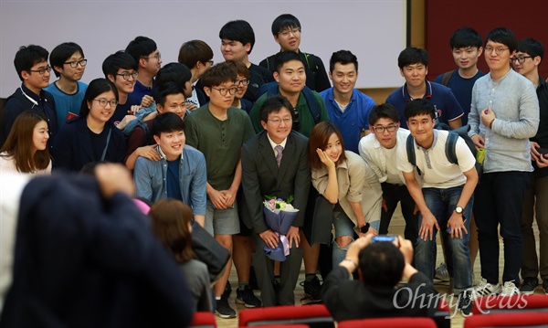 지난 4·13총선 새누리당 공천 파동으로 탈당해 무소속으로 당선된 유승민 의원이 31일 오후 서울 종로구 성균관대 법학관에서 '경제위기와 정치의 역할'이라는 주제로 강연한 뒤 학생들의 요청으로 기념촬영에 응하고 있다.