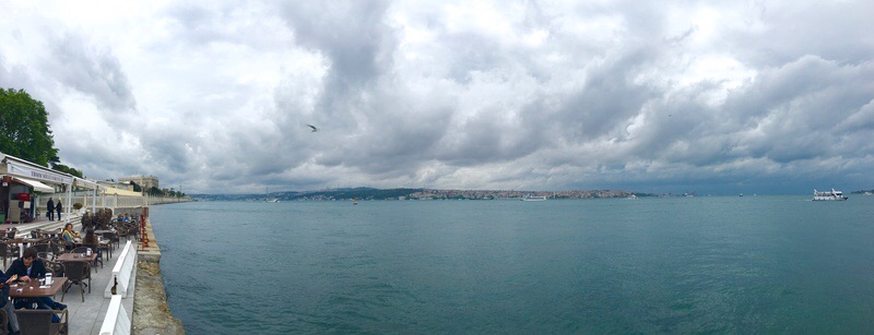 이스탄불 구시가와 신시가 사이에 있는 바다 골든혼. 건너편에 보이는 곳이 신시가이다.