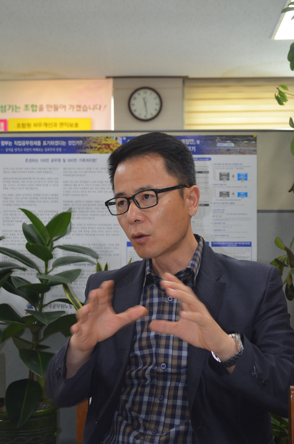 태안공노련 손필성위원장이 정부의 공공부문의 일방적 노동 개혁의 부당성을 지적하고 있다.