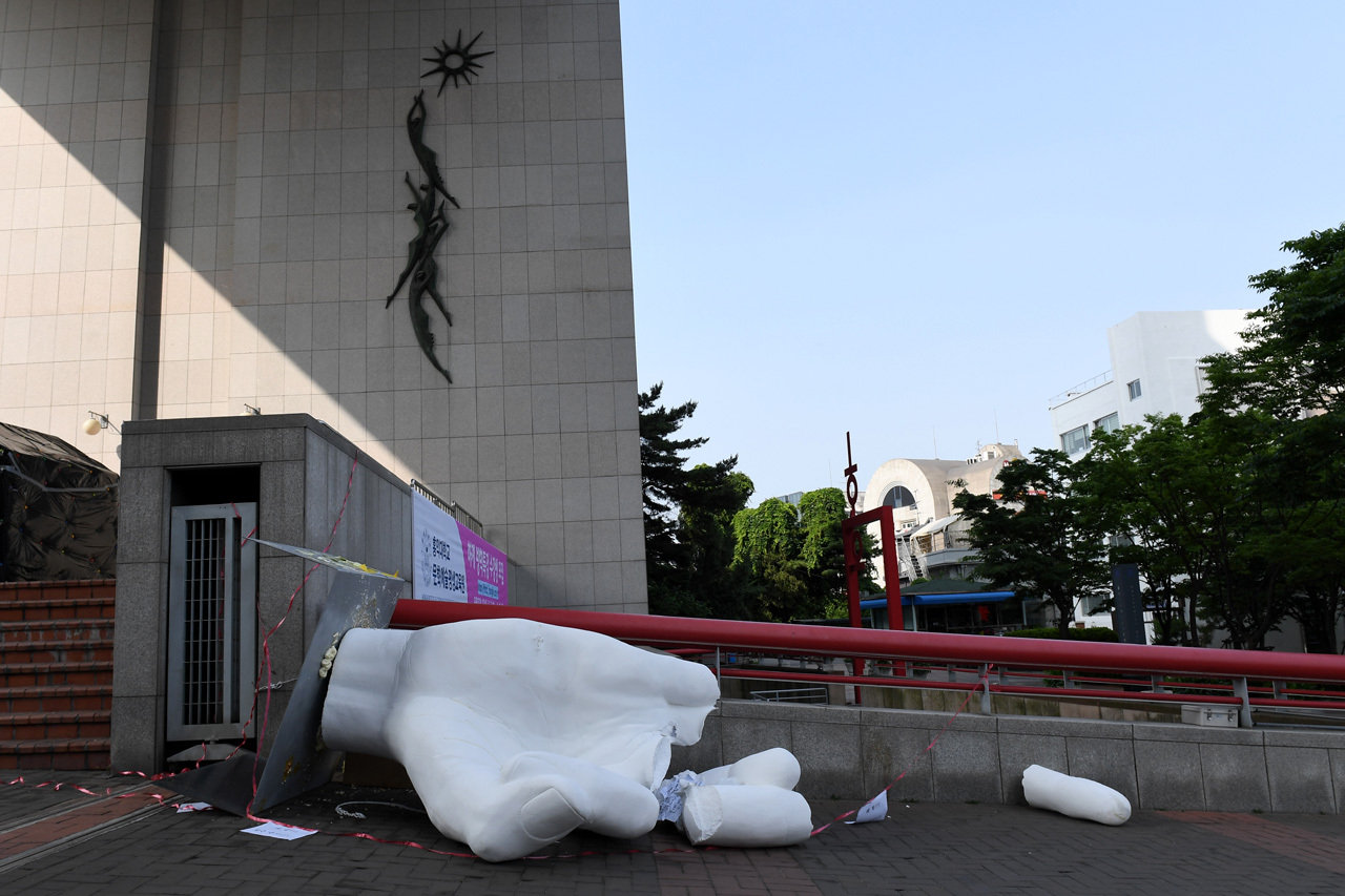  1일 오전, 홍익대학교 정문에 설치된 '일간베스트저장소(일베)' 상징 조형물이 부서진채 길가에 나뒹굴고 있다.