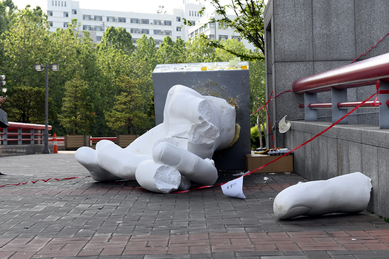  1일 오전, 홍익대학교 정문에 설치된 '일간베스트저장소(일베)' 상징 조형물이 부서진채 길가에 나뒹굴고 있다.