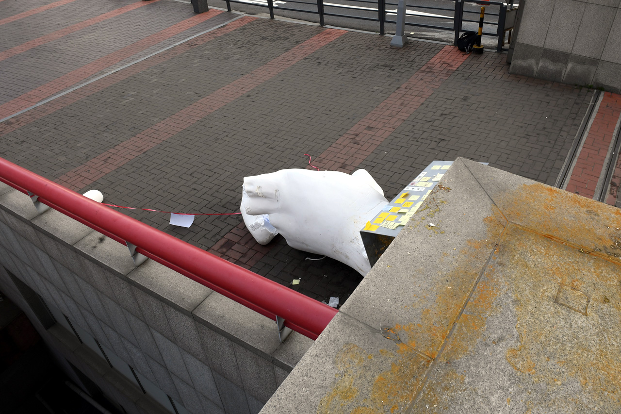  1일 오전, 홍익대학교 정문에 설치된 '일간베스트저장소(일베)' 상징 조형물이 부서진채 길가에 나뒹굴고 있다.