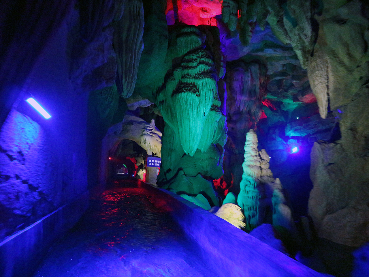  지하대열곡 석회암 동굴에서는 지하 수로를 따라 고무보트를 타고 래프팅을 즐길 수 있다.