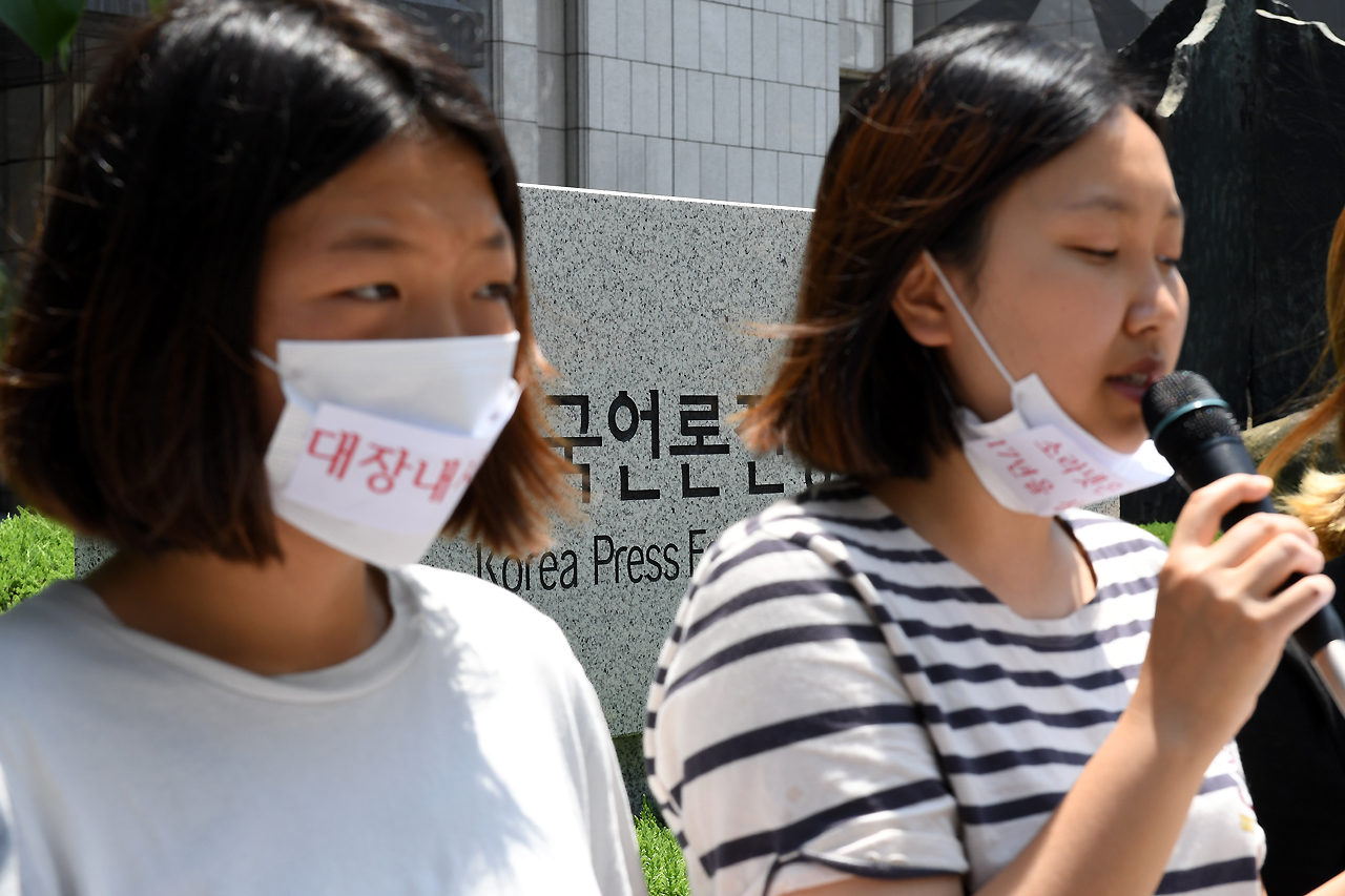  1일 오전 서울 중구 프레스센터 앞에서 '언론의 여성혐오 조장 보도실태'를 규탄하는 20대 여성들이 모여 '우리는 기자회견女다' 라는 주제로 기자회견을 갖고 있다.