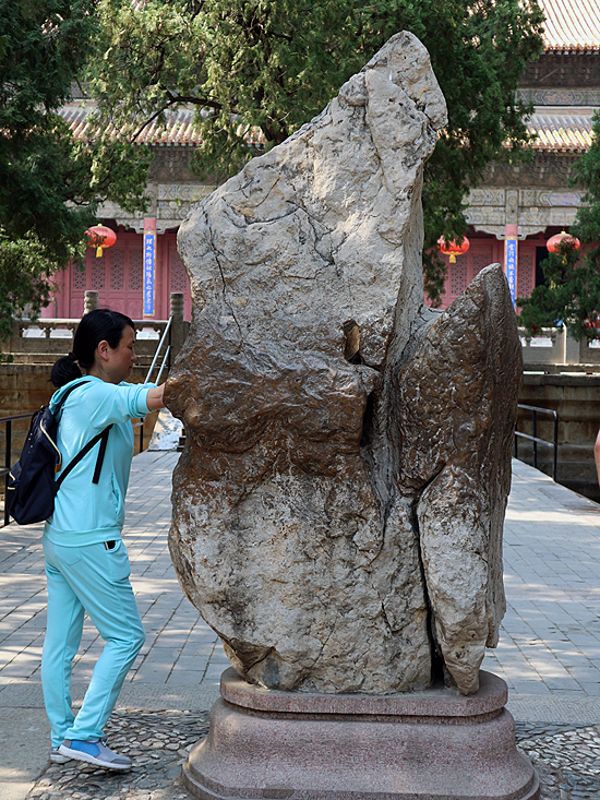  사람의 손 때가 묻어서 반질반질해진 돌. 무엇을 기원하는 것일까?